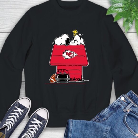 Kansas City Chiefs Snoopy Woodstock Peanuts NFL Football Christmas Sweatshirt - Picture 1 of 5
